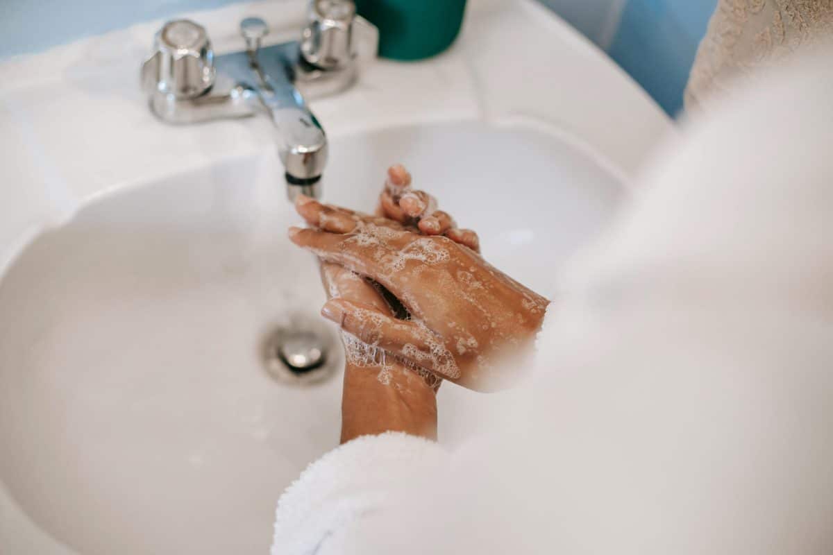 Debridement mit Ultraschall-assistierter Wundreinigung in der Wundambulanz.