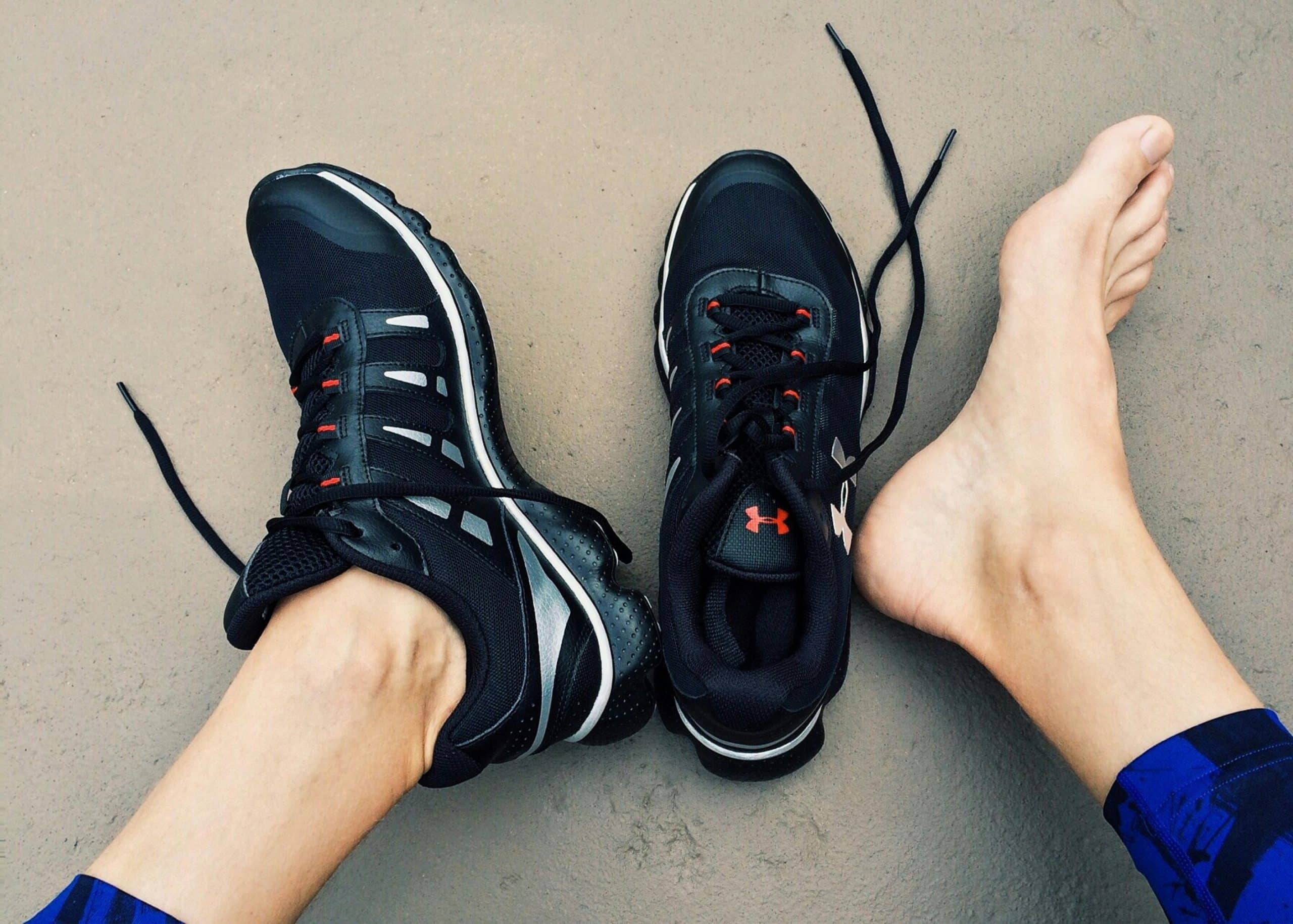 Beim Ulcus cruris sollte das Tragen von engend Schuhe oder Socken vermieden werden.